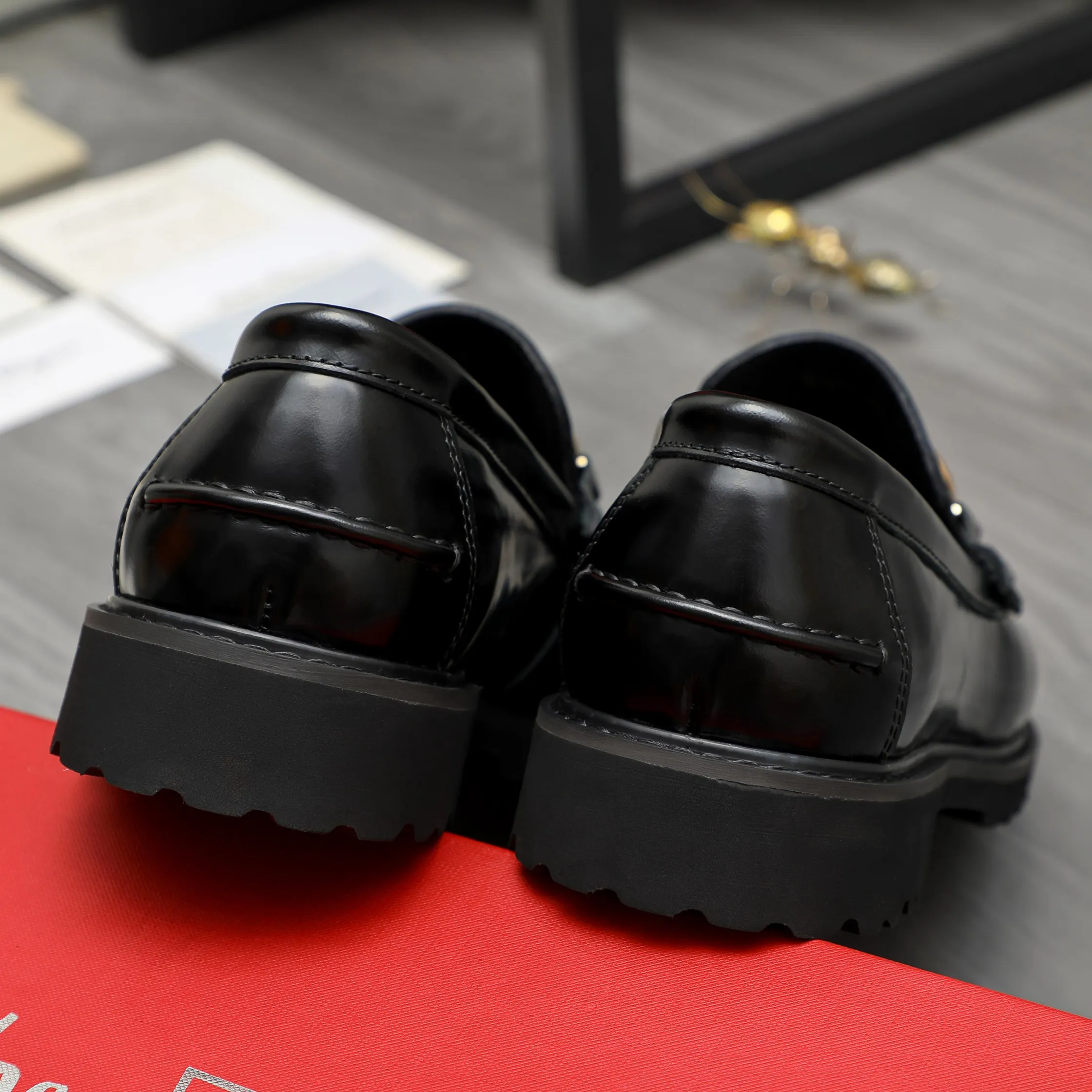 Men's shoes 💰442 Product trademark: Ferragamo "Ferragamo" business formal leather shoes Regular size: 38-46 (45.46 custom-made and non-returnable) Product materials: Selected pearlescent cowhide upper, cowhide lining, non-slip rubber outsole